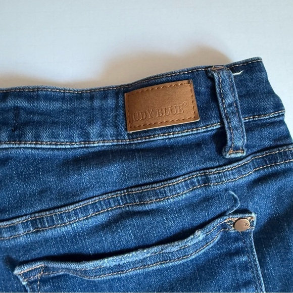 Judy Blue Mid Rise Cuffed Hem Med Wash Denim Shorts Large - Picture 6 of 7